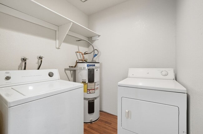 Building Photo - Charming 2-Bedroom Downstairs Unit with Fi...