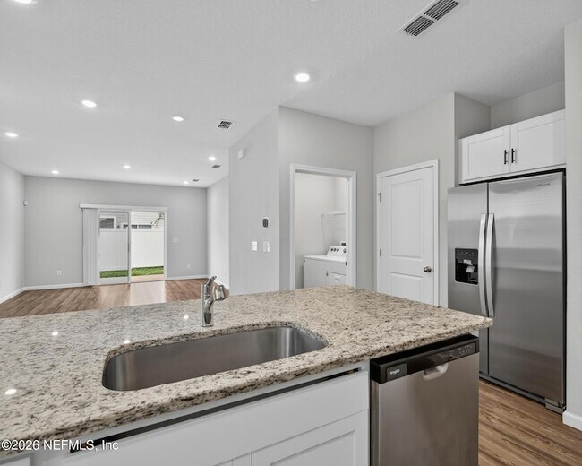 Building Photo - 14757 Cashew Ave