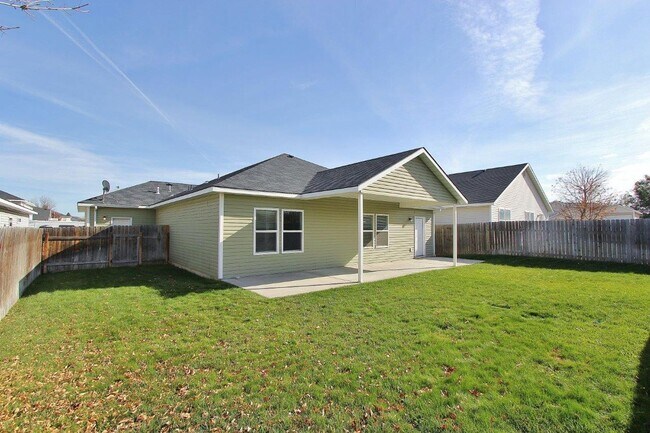 Building Photo - Spacious Home In A Beautiful Neighborhood!