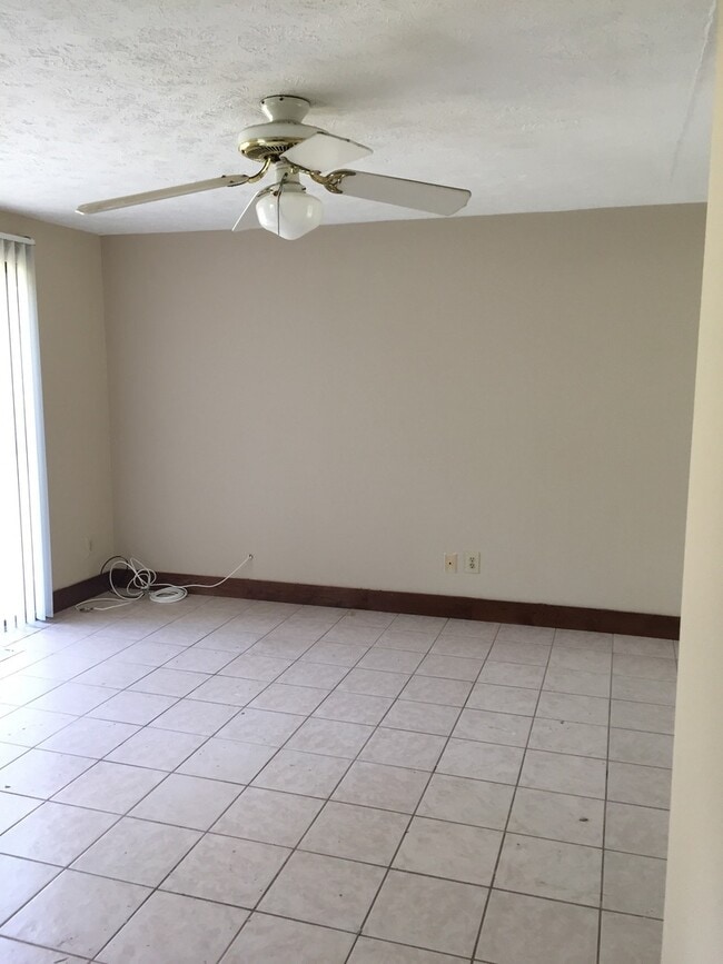 Building Photo - Charming 4 bedroom / 2 bath home waiting f...