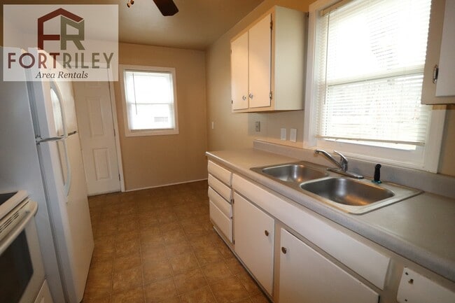 Building Photo - Spacious rental home!