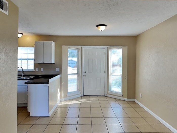 Building Photo - 1386 Southridge Dr