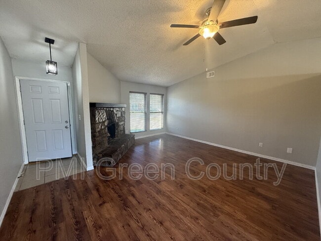 Building Photo - 316 W Austin St