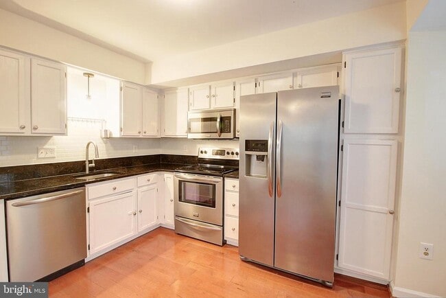 Building Photo - 9261 Ridgefield Cir