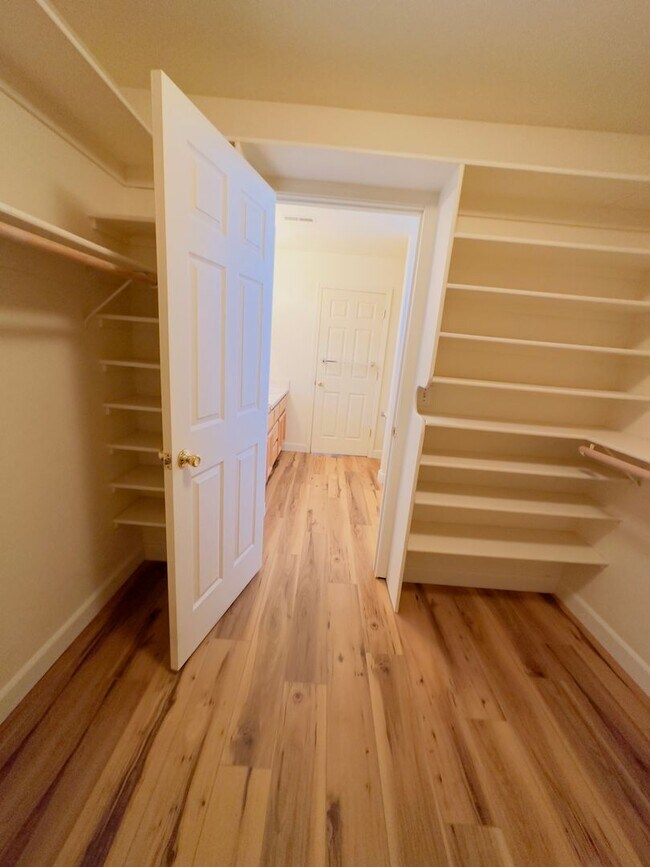 Building Photo - 3 Bedroom 2 1/2 Bath 3 garage