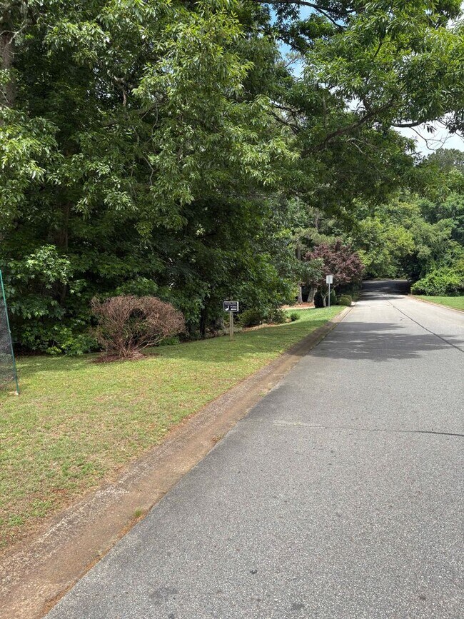 Building Photo - Large, private home in Rivercliff