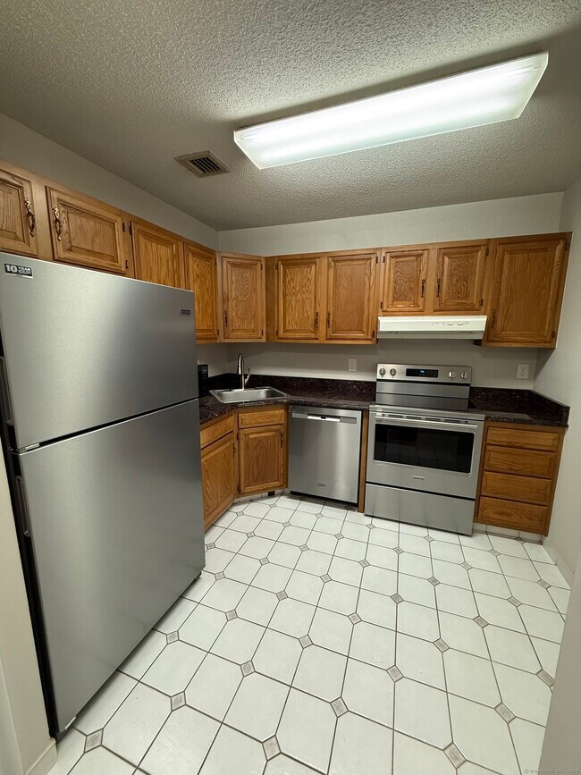Building Photo - 402 Twin Circle Dr