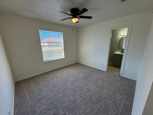 Building Photo - 2305 Lazy Ridge Dr