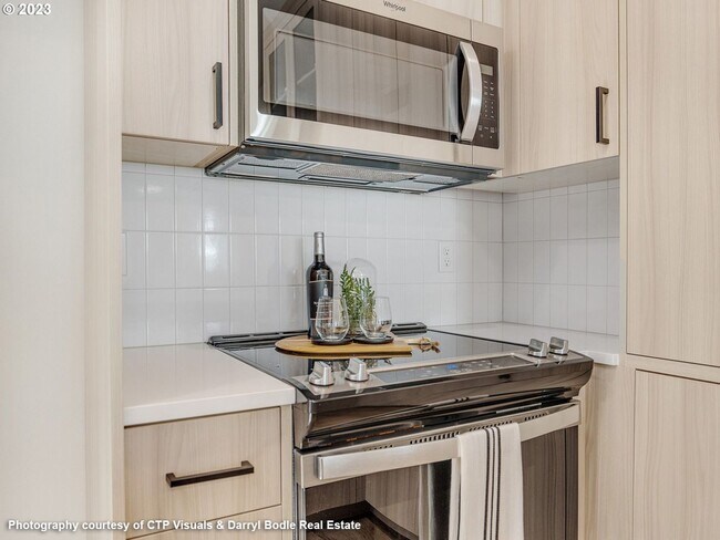 Building Photo - Stunning Modern Condo in Woodstock with Washer/Dryer in-unit, Patio & More