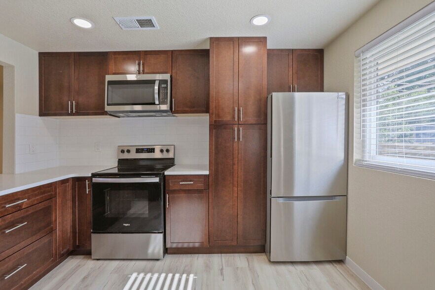 Kitchen (Oven, Microwave, Refrigerator and Pantry) - 8063 Wyandot St