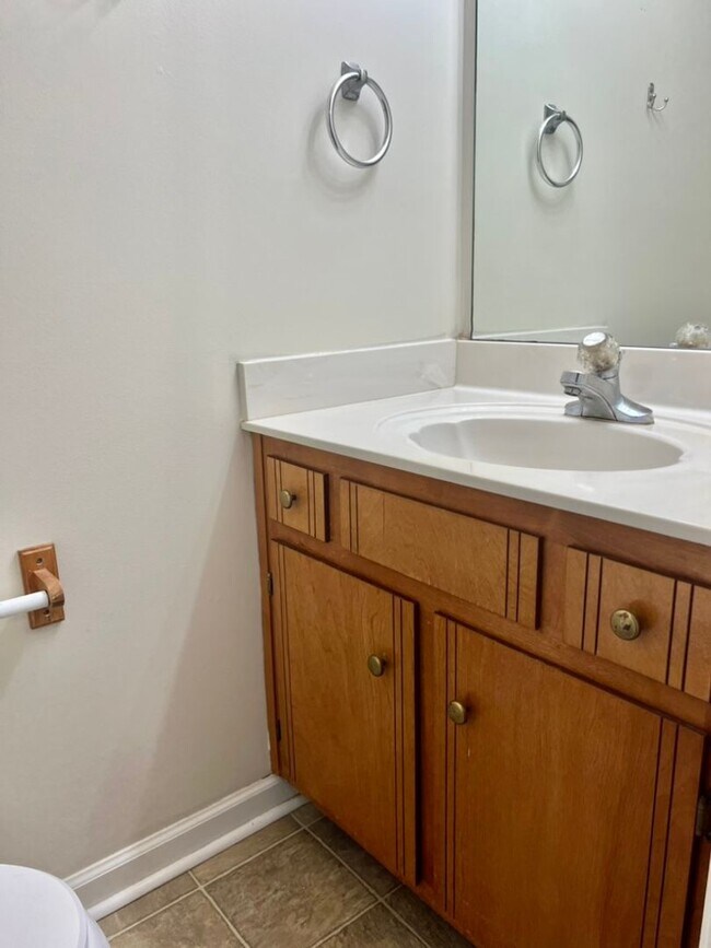 Building Photo - AVAILABLE NOW! 3 Bedroom, 1.5 Bath Home