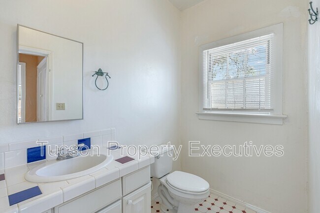 Building Photo - 1220 N Olsen Ave