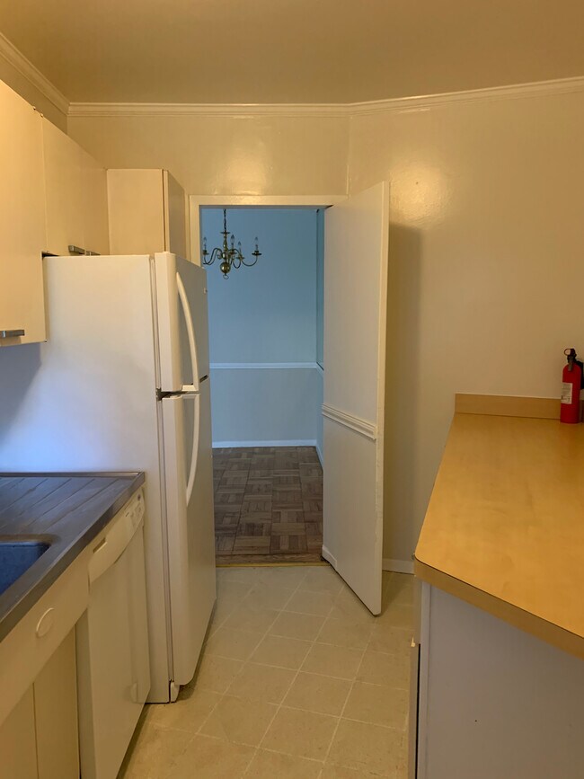Kitchen - 4200 Cathedral Ave NW