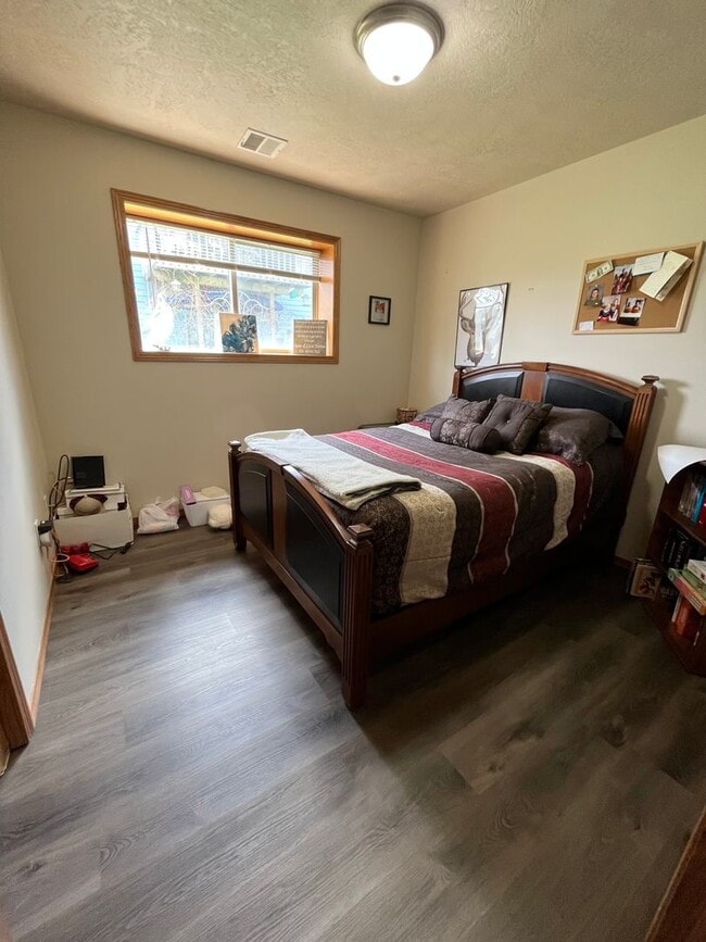 Building Photo - 3 Bed/2 Bath Apartment in Sioux Falls!