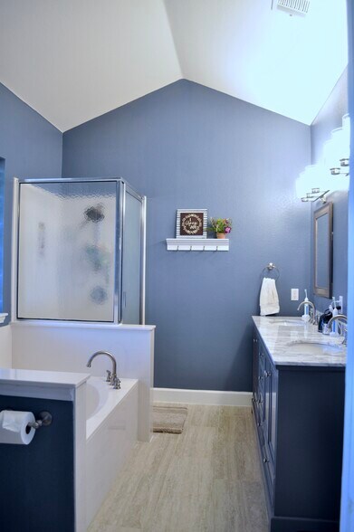 Master Bathroom - 1405 Amber Day Dr