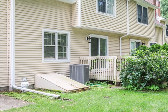 Building Photo - 409 The Meadows