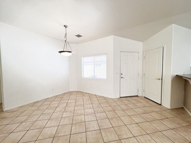 Building Photo - 4964 E Catalina Ct