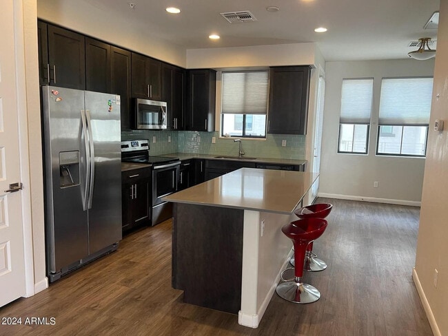 Building Photo - 2090 S Dorsey Ln