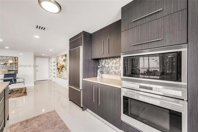 Building Photo - 495 Brickell Ave