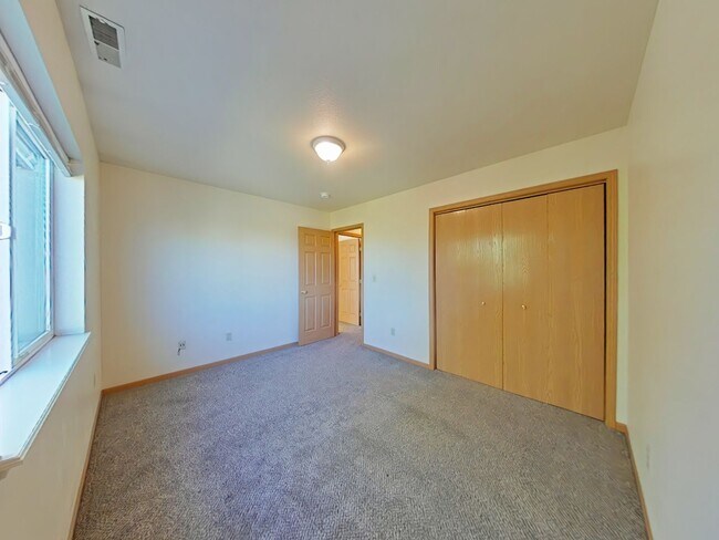 Building Photo - 3 Bedroom with DETACHED GARAGE! Great Cent...