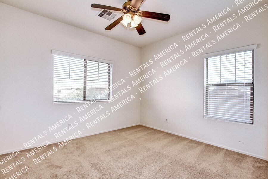 Building Photo - 935 E Blue Spruce Ln