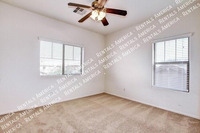 Building Photo - 935 E Blue Spruce Ln