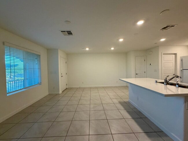 Building Photo - 3 BED 2.5 BATH 2 CAR GARAGE TOWNHOUSE FOR RENT LOCATED IN CADENCE MASTER COMMUNITY