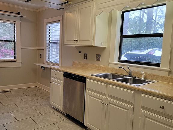 Building Photo - 804 Davis Ave