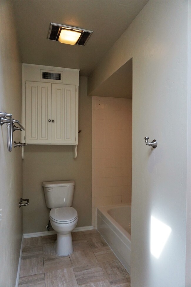 Building Photo - 3 bed 3 Bath 2 Car Garage Town Home in the...