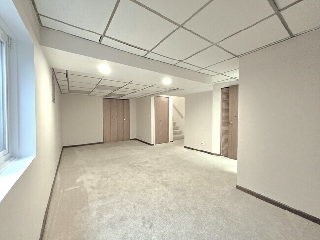 Building Photo - 8 E Shag Bark Ln