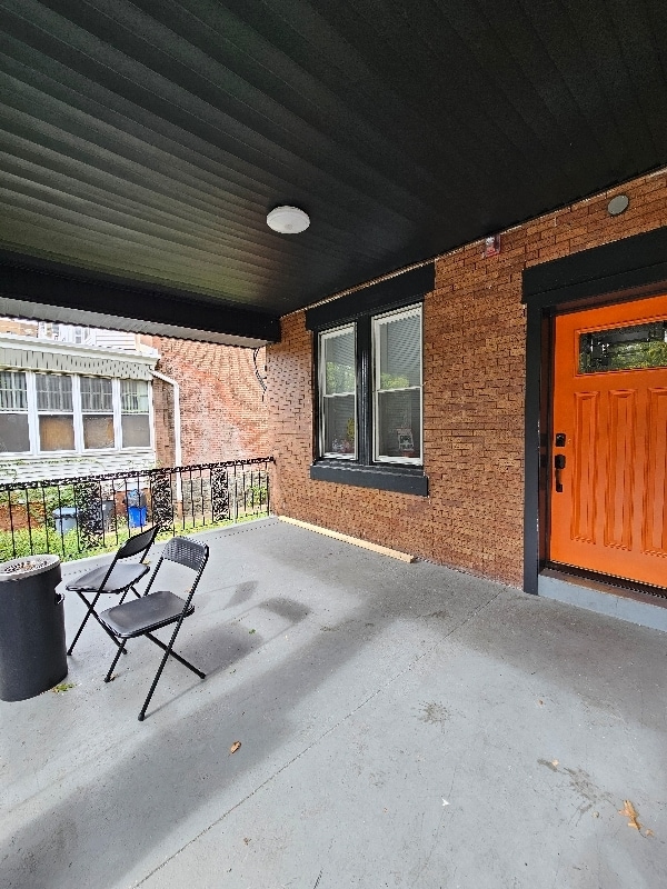 Building Photo - 6131 W Columbia Ave