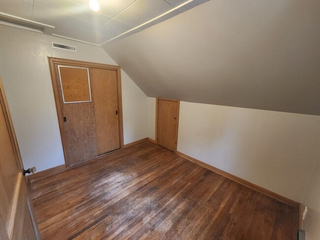 Building Photo - 4 bed 1 bath single family house.