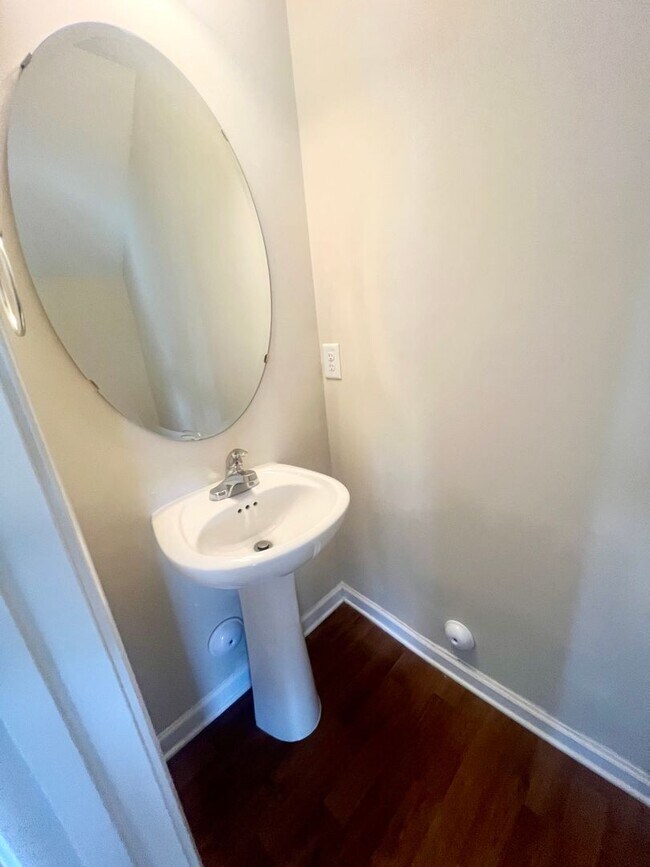 Building Photo - Three bed, 2.5 bath town house located in ...
