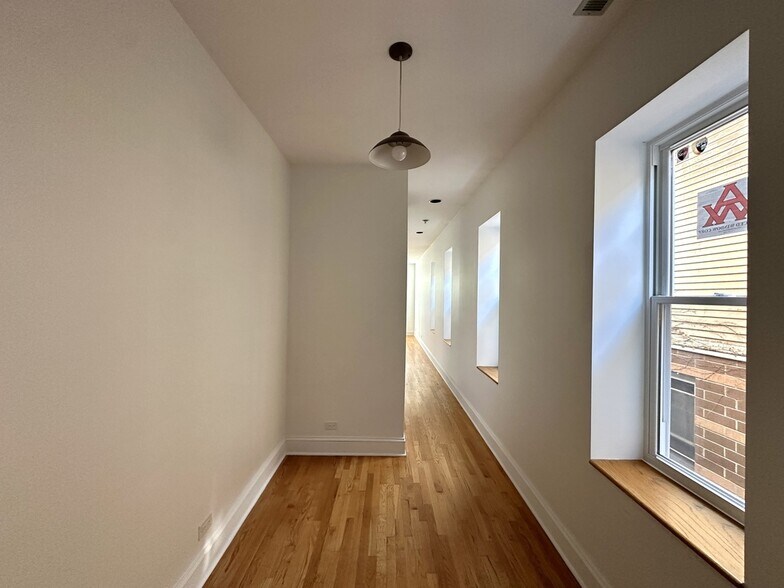 Building Photo - 1358 N Bosworth Ave