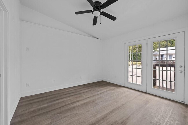 Building Photo - 2202 Magnolia Cir