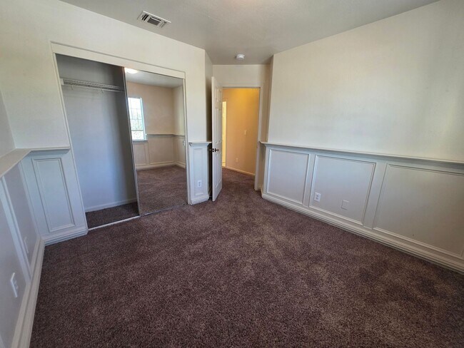 Building Photo - 3 bedroom with an extra office/den space in Modesto!