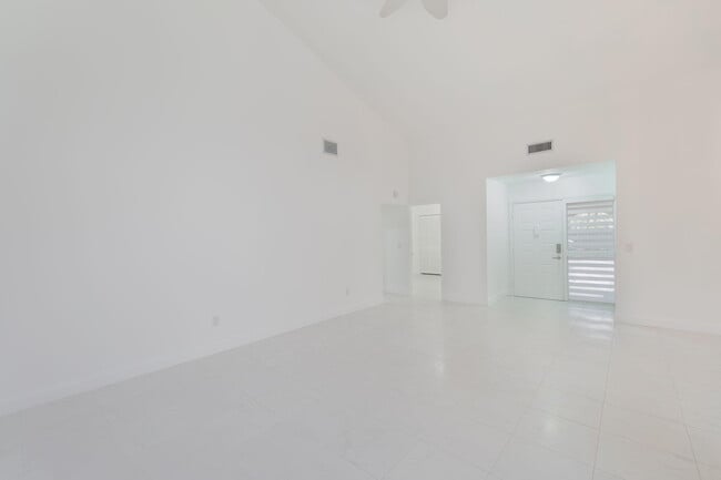 Building Photo - 6090 Aloma Ln