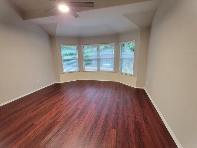 Building Photo - 537 Peregrine Way