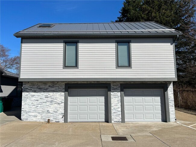 Building Photo - 1315 Peninsula Dr