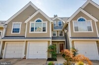 Building Photo - Stunning 2 bedroom and 3 Bathroom Townhome Style Condo / w Pool