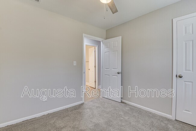 Building Photo - 3416 Kensington Dr N