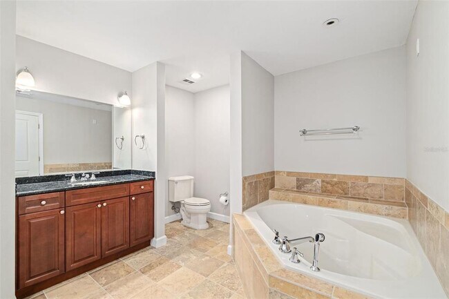 Building Photo - 2305 Edgewater Dr