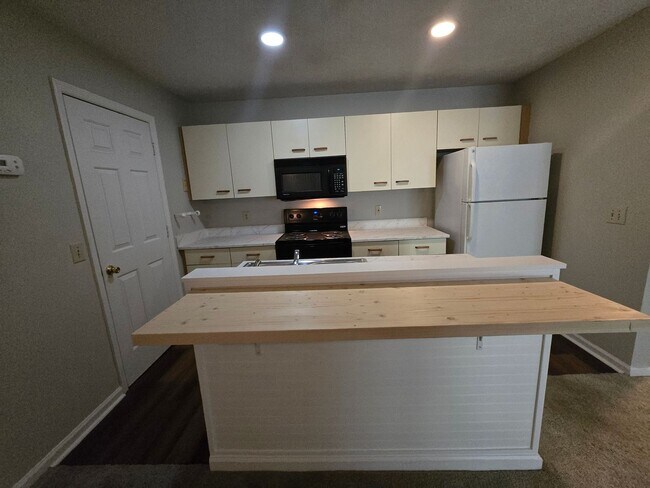 Building Photo - 6821 Willowbrook Dr