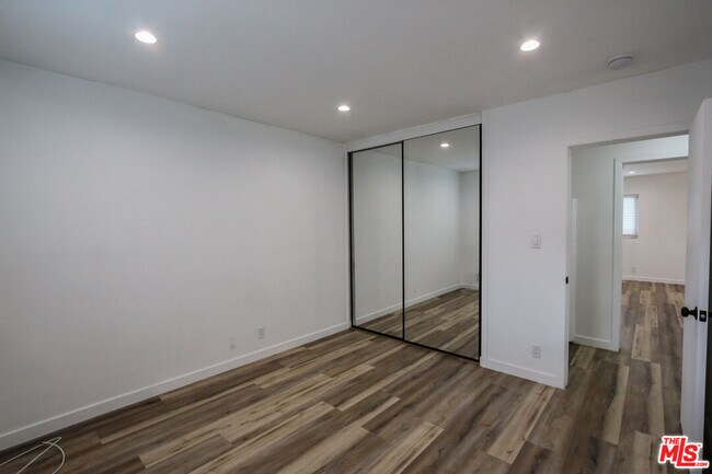 Building Photo - 12942 Moorpark St