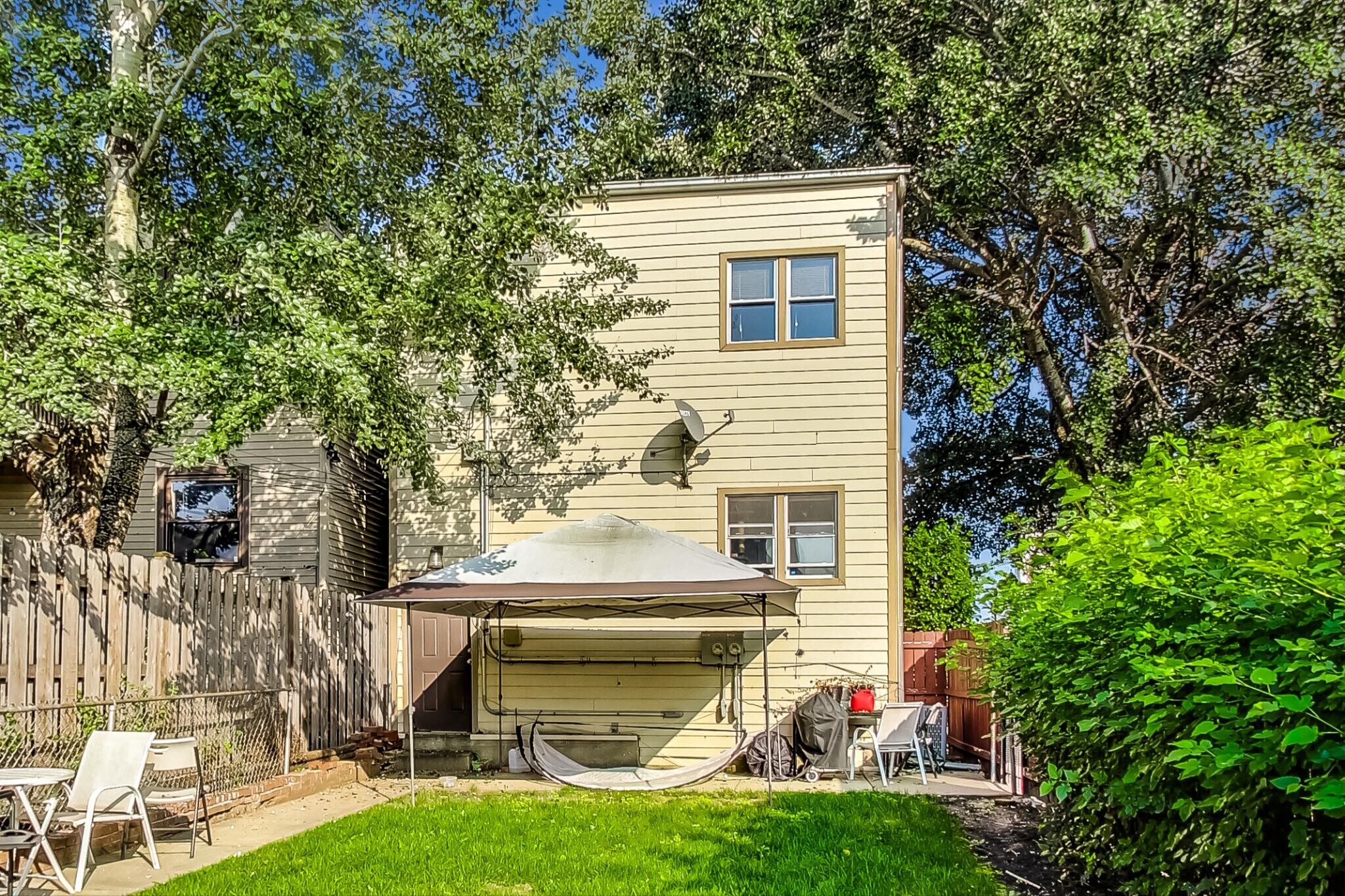 Building Photo - 2700 N Artesian Ave