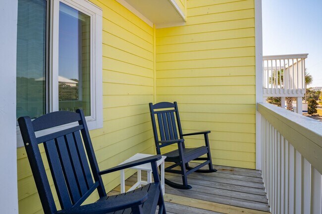 Building Photo - PERFECT OCEANFRONT WINTER WORK-FROM-HOME GETAWAY