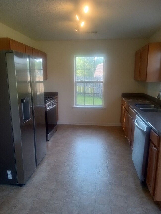 Building Photo - 4 Bedrooms 3.5 Bathrooms FOR RENT