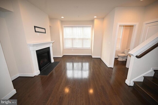 Building Photo - 2413 Glenallan Ave