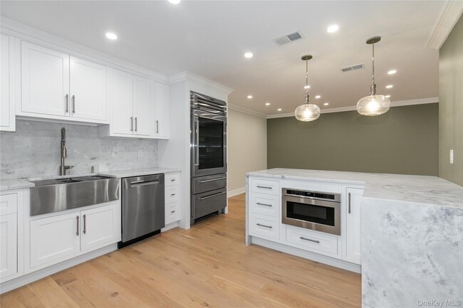 Building Photo - 18 Acorn Ponds Dr