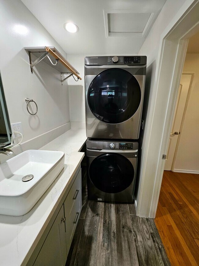 Building Photo - New Listing: Cozy 3-Bedroom, 3-Bathroom Ho...